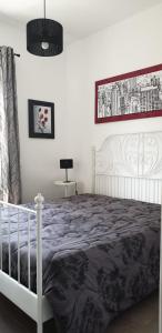 um quarto com uma cama com um cobertor preto e branco em CASA FLORA em Palermo