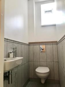 ein Badezimmer mit einem weißen WC und einem Waschbecken in der Unterkunft Lahe 9 - apartement in Haapsalu Old Town in Haapsalu