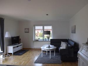 a living room with a couch and a coffee table at Ferienhaus Strandgeflüster in Garding