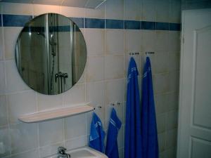 Haushälfte Luv und Lee في تاتينغ: حمام مع مرآة ومغسلة