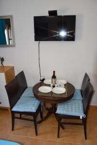 TV a/nebo společenská místnost v ubytování Afrodites Residence Triopetra