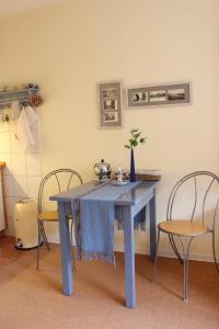 un tavolo blu con due sedie e un tavolo con una tovaglia blu di Fritz-Wischer-Straße 7, Whg. Behr, Nr. 4 a Sankt Peter-Ording