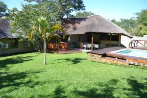 A piscina localizada em Chobe Sunset Chalets ou nos arredores