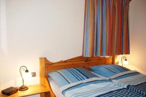ein Bett mit zwei blauen Kissen in einem Schlafzimmer in der Unterkunft Ferienwohnung Seepferdchen in Sankt Peter-Ording
