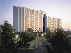 un grand bâtiment avec un panneau en haut dans l'établissement Millennium Maxwell House Nashville, à Nashville