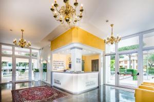 Vstupní hala nebo recepce v ubytování Hotel Ambassador Meuble + 37 fotografií