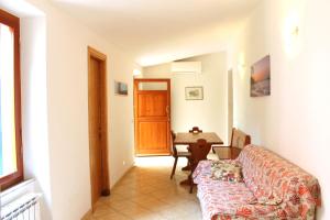 una sala de estar con un sofá y una mesa en La Dimora nel Parco - ArgonautiVacanze, en Rio Marina