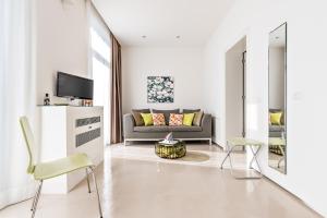 - un salon avec un canapé et des chaises dans l'établissement Casa Colleverde, à Castelnuovo Magra