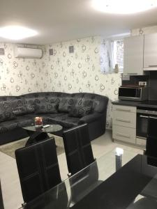 Cucina o angolo cottura di Varkerulet Apartman