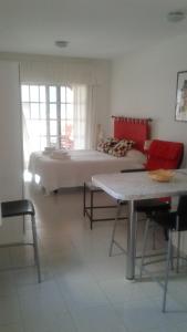 1 dormitorio con 1 cama y 1 mesa en una habitación en Apartamentos Bellavista Gomera en Playa de Santiago