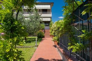 une passerelle devant un bâtiment arboré dans l'établissement Bed & Breakfast Profumo D'Estate, à Agliana