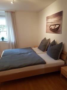1 dormitorio con 1 cama y una foto de un barco en Gästewohnung Starsiedel, en Lützen