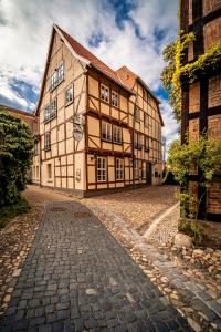 ein großes Gebäude in einer Kopfsteinpflasterstraße in der Unterkunft Ferienwohnungen Finkenherd 5 in Quedlinburg