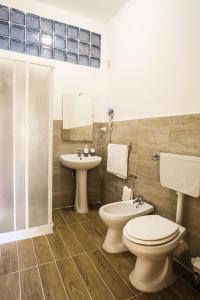 La salle de bains est pourvue de toilettes et d'un lavabo. dans l'établissement A Casa di Fra', à Palerme