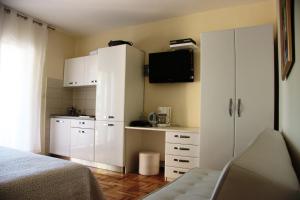 Televízia a/alebo spoločenská miestnosť v ubytovaní Apartments Iva