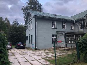 una casa con un coche aparcado delante de ella en Alejas 7, en Jūrmala