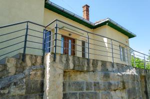 una casa con una valla en la parte superior de una pared de piedra en Casa Rezidentiala Pasteur, en Cluj-Napoca