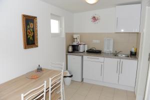 Kuchyň nebo kuchyňský kout v ubytování Apartmani Ivišić