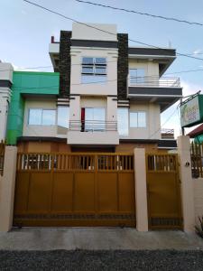 ein Haus mit einem Tor und einem Zaun in der Unterkunft Golden Pension House,Palawan in Puerto Princesa