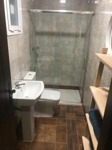 Koupelna v ubytování Casa rural “Las Espinosas” + 16 fotografií