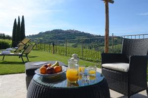 Vista generica sulle montagne o vista sulle montagne dall'interno del bed & breakfast