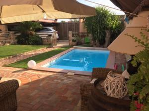 - une piscine dans l'arrière-cour d'une maison dans l'établissement Casa Gle, à SantʼAndrea
