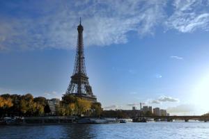- une vue sur la tour Eiffel depuis la rivière dans l'établissement Dépendance cosy dans le Vexin, terrasse et jardin, à Us