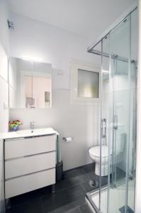 łazienka z przeszkloną kabiną prysznicową i toaletą w obiekcie AguaMarina w mieście Benajarafe +15 zdjęć