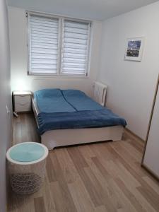 Ένα ή περισσότερα κρεβάτια σε δωμάτιο στο Mieszkanie Krukowska