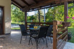 a patio with a table and chairs under a pergola at Holiday home, Apartman Obajdin in Slunj