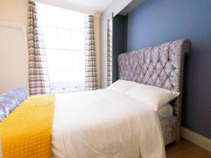 Una cama o camas en una habitación de Jasmine 1 At Regent's Park