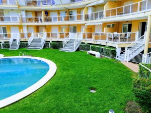 Bazén v ubytovaní Parquemar VIII Solo Familias Serviplaya alebo v jeho blízkosti