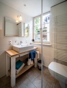 a bathroom with a sink, toilet and bathtub at Ferienwohnungen Finkenherd 5 in Quedlinburg