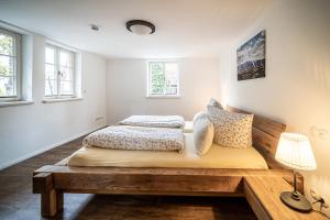 1 dormitorio con 2 camas sobre una mesa de madera en Ferienwohnungen Finkenherd 5 en Quedlinburg