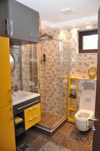 La salle de bains est pourvue d'une douche, de toilettes et d'un lavabo. dans l'établissement Lux apartman Čačak, à Čačak