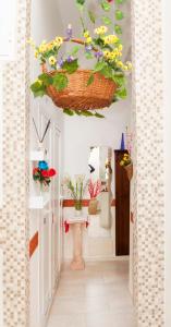 エルコラーノにあるBed & Breakfast Santa Caterinaの花の飾られた廊下