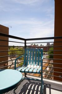 une chaise bleue et une table sur un balcon dans l'établissement Sonder at Hance Park, à Phoenix