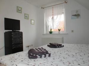 um quarto com uma cama com duas toalhas em Ferienwohnung Lisa em Gingst