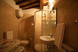 Koupelna v ubytování Agriturismo"Il Sagrato di Assisi" appartamenti,camere + 115 fotografií