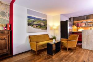 uma sala de estar com duas cadeiras e uma mesa em The Old Town Flat em Murten