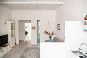 ein Wohnzimmer mit weißen Wänden und einem TV in der Unterkunft Ai Mori in Palermo