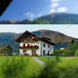 dos fotos de un edificio con montañas en el fondo en Guesthouse Schoba Typ B, en Oberdöbernitzen