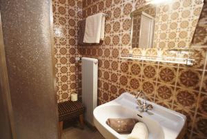 W łazience znajduje się umywalka i lustro. w obiekcie Guesthouse Schoba Typ B w mieście Oberdöbernitzen