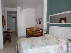 1 dormitorio con 1 cama y 1 silla en Apartamento Copacabana, en Río de Janeiro