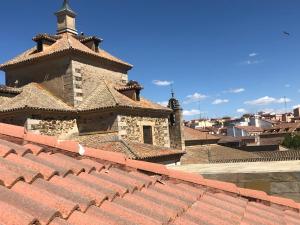 a view of a building with red tile roofs at Alojamiento Museo Carmelitano Alba de Tormes in Alba de Tormes