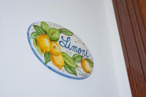ein Schild an der Wand mit Zitronen drauf in der Unterkunft B&B d'Orleans in Palermo