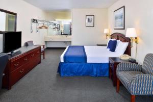 Castle Inn & Suites Anadarko tesisinde bir odada yatak veya yataklar