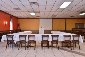 une salle de conférence avec une grande table et des chaises dans l'établissement Castle Inn & Suites Anadarko, à Anadarko