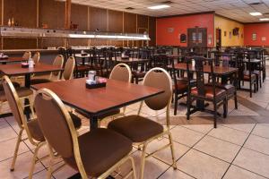 un comedor con mesas y sillas en Castle Inn & Suites Anadarko, en Anadarko