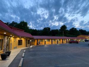 an empty parking lot in front of a building at Journey Inn Marion in Marion
